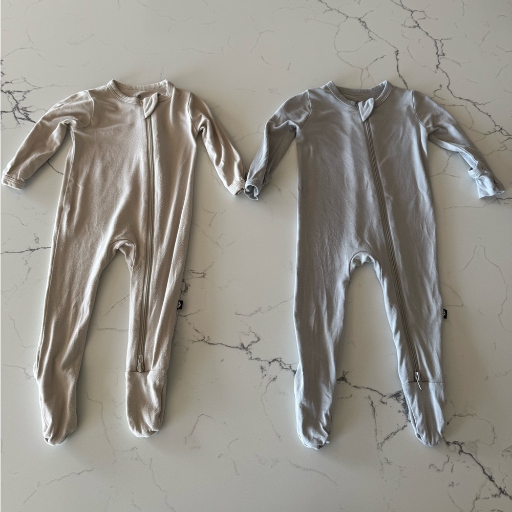 Kyte BABY Neutral Beige and Light Gray Zippered Footed One-Piece Sleepers